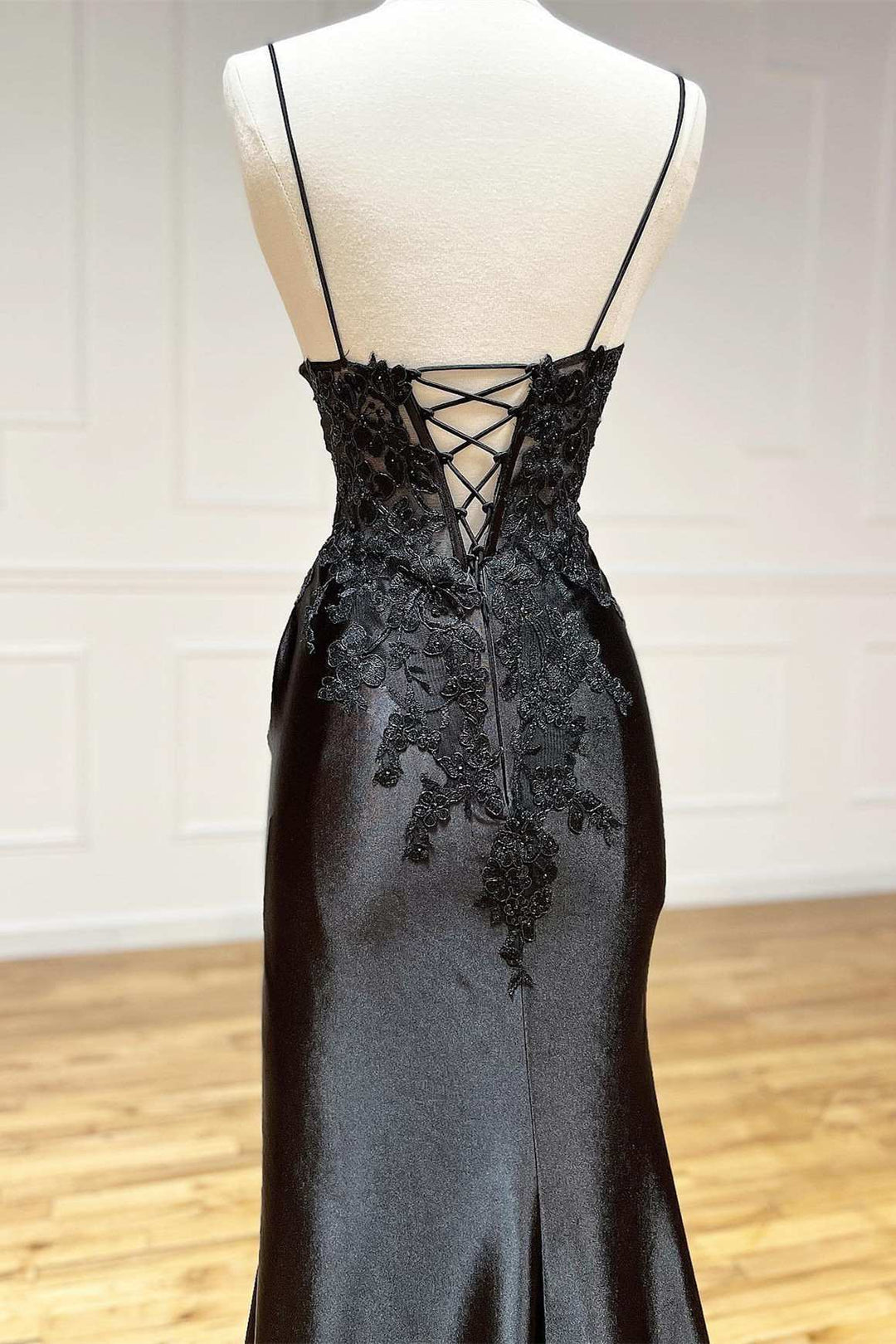 Sheath Long Prom Gown Spaghetti Straps V-Neck Lace-Up Black Satin Lace Appliques Slit