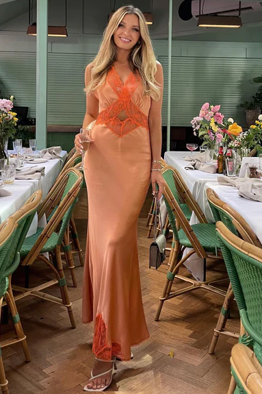 V-Neck Sleeveless Lace Applique Pleated Long Evening Party Dress