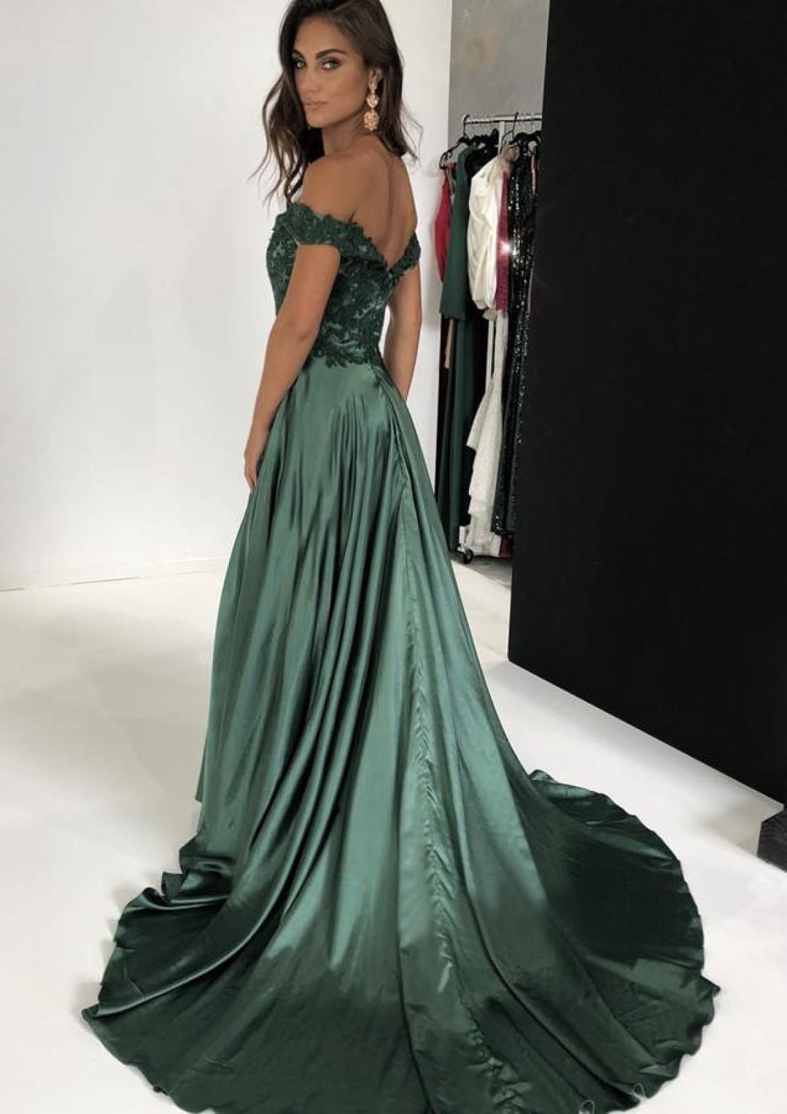 A-line/Princess Off-the-Shoulder Sleeveless Court Train