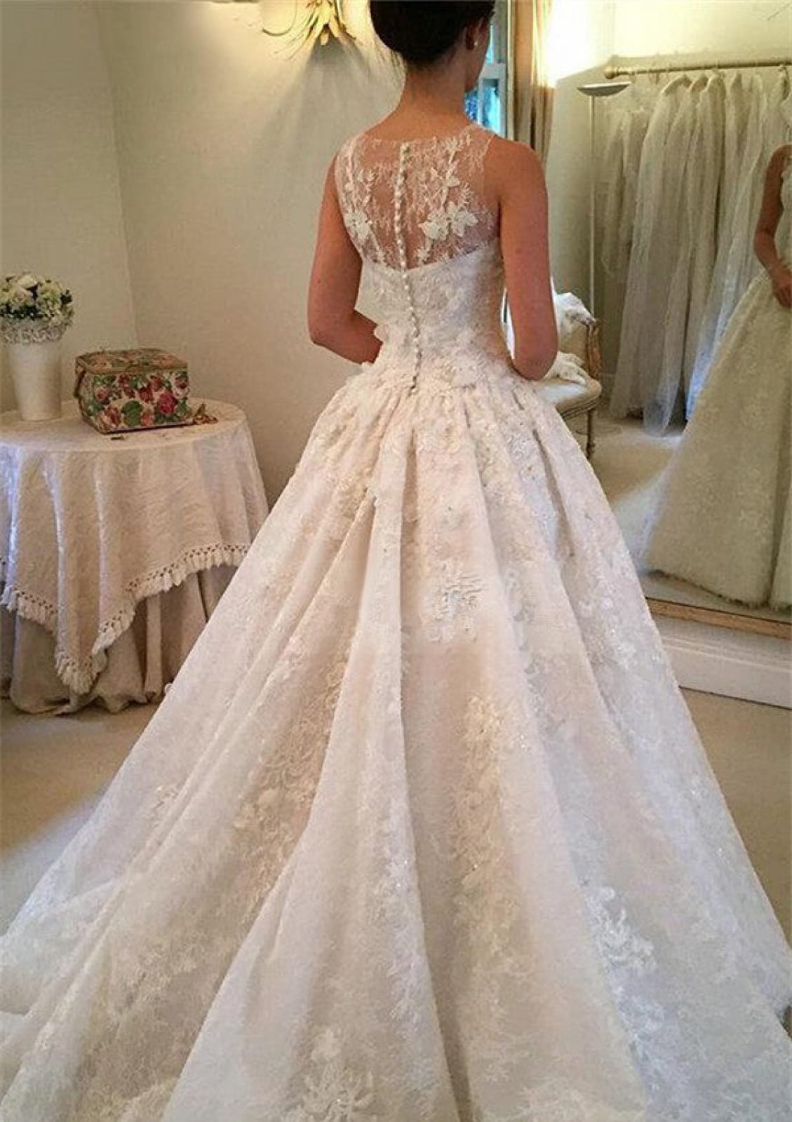 Scoop Neck Sleeveless Court Princess Lace Wedding Dress -
