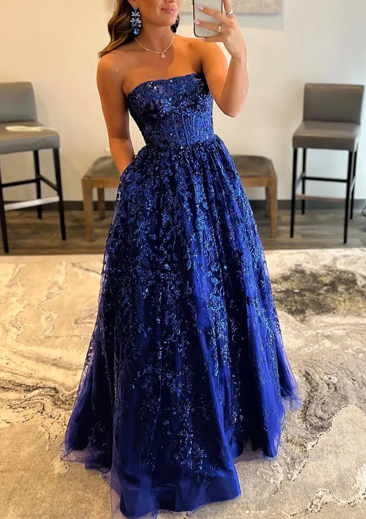 Vestido de Fiesta Largo de Encaje Azul Rey, con Corsé sin Tirantes y Bolsillos