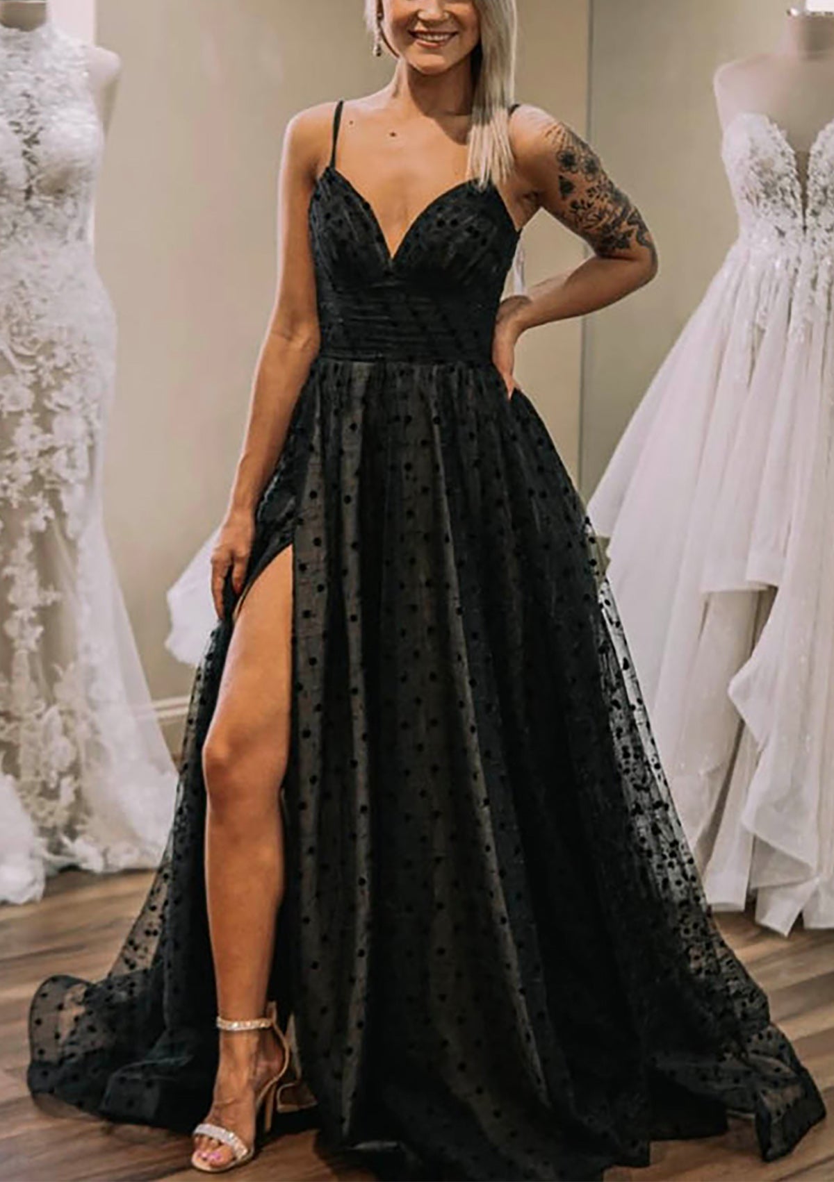 Robe de bal trapèze col en V à bretelles traîne en tulle noir à pois, fendue