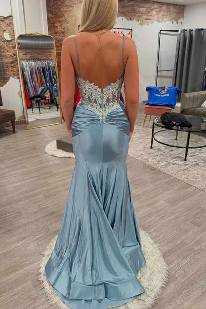 Robe de bal sirène en satin bleu à bretelles spaghetti, décolleté en V, dos nu, plissée et ornée de perles