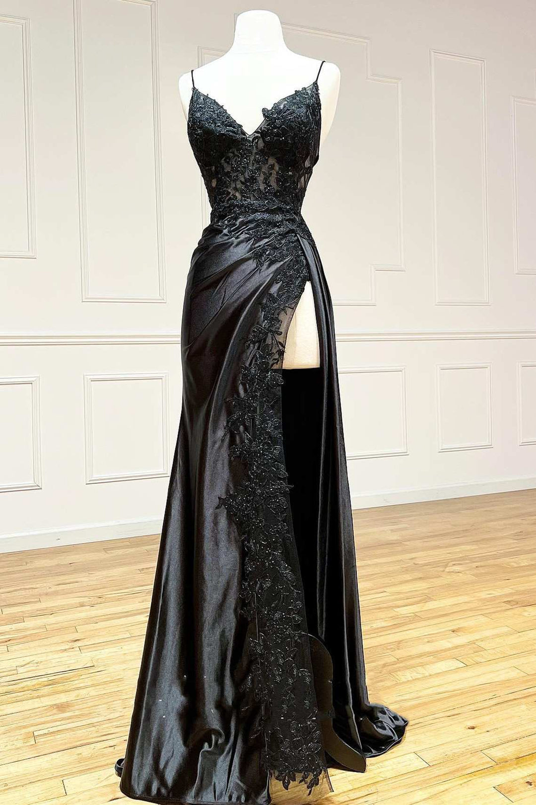 Sheath Long Prom Gown Spaghetti Straps V-Neck Lace-Up Black Satin Lace Appliques Slit