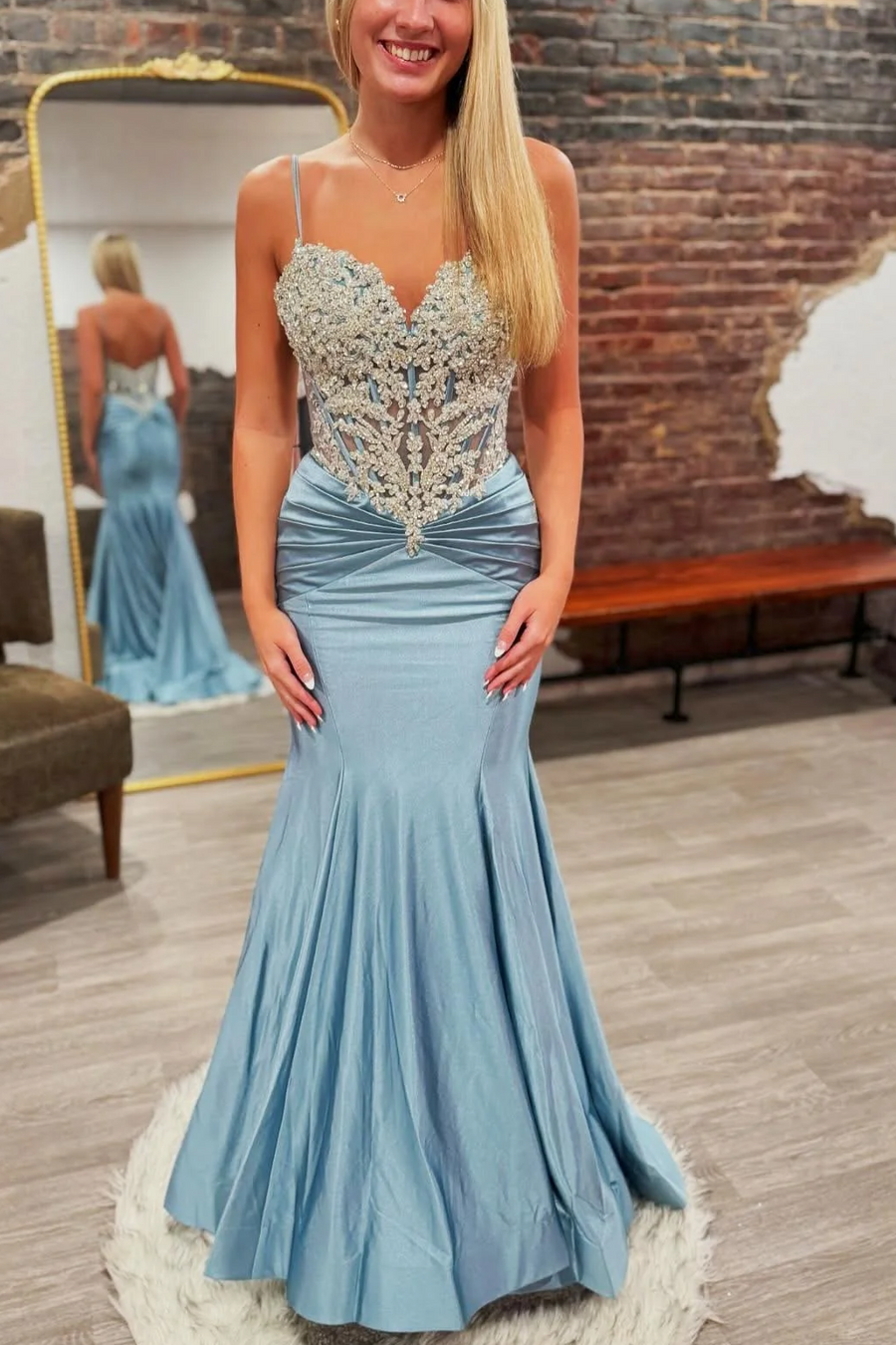 Robe de bal sirène en satin bleu à bretelles spaghetti, décolleté en V, dos nu, plissée et ornée de perles