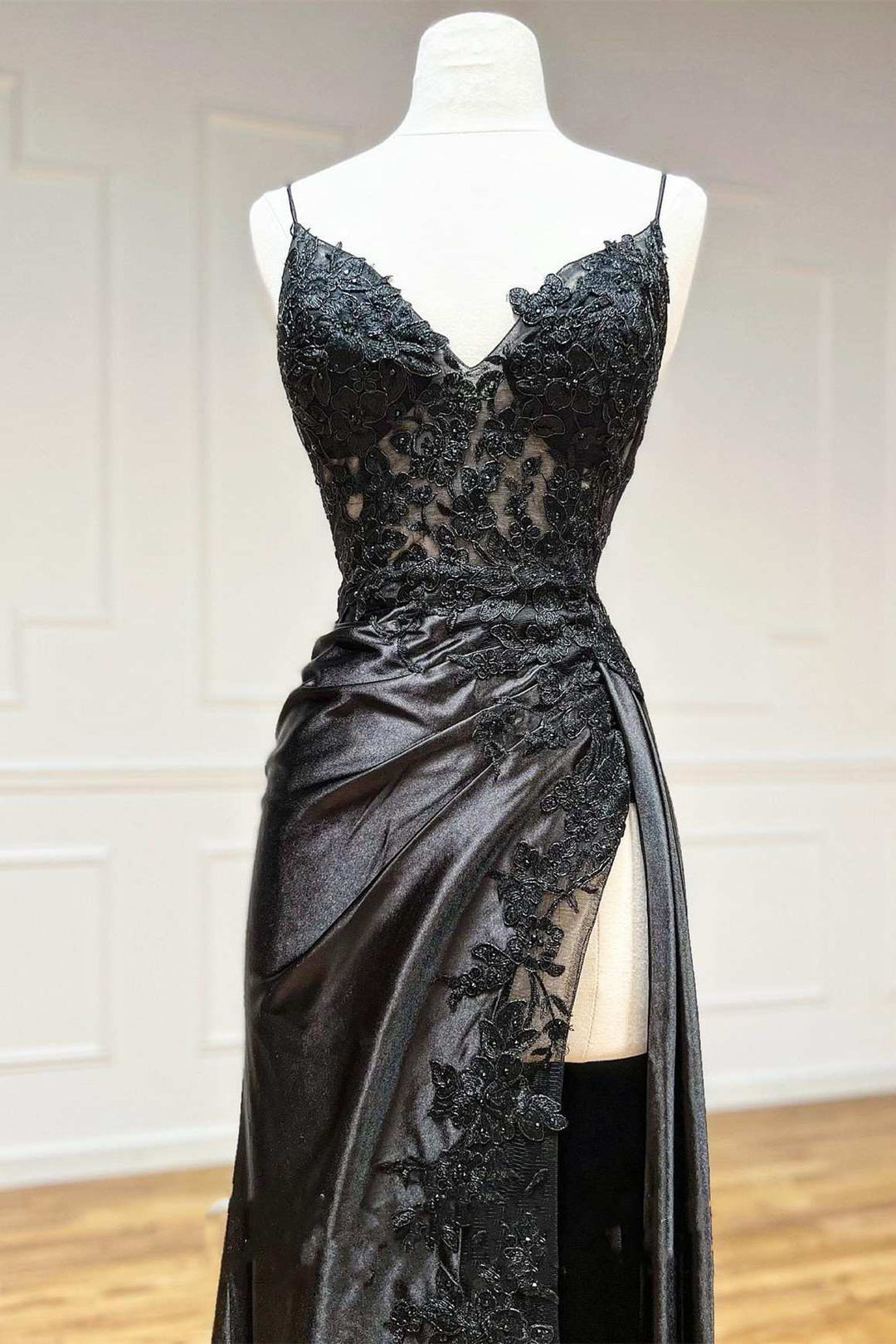 Sheath Long Prom Gown Spaghetti Straps V-Neck Lace-Up Black Satin Lace Appliques Slit
