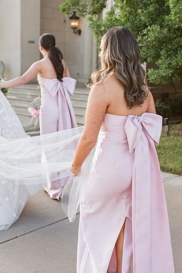 Robe de Demoiselle d'Honneur sans Bretelles en Satin Rose Col Droit Plissée Longue Grandes Bretelles Nœud