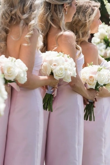 Robe de Demoiselle d'Honneur sans Bretelles en Satin Rose Col Droit Plissée Longue Grandes Bretelles Nœud