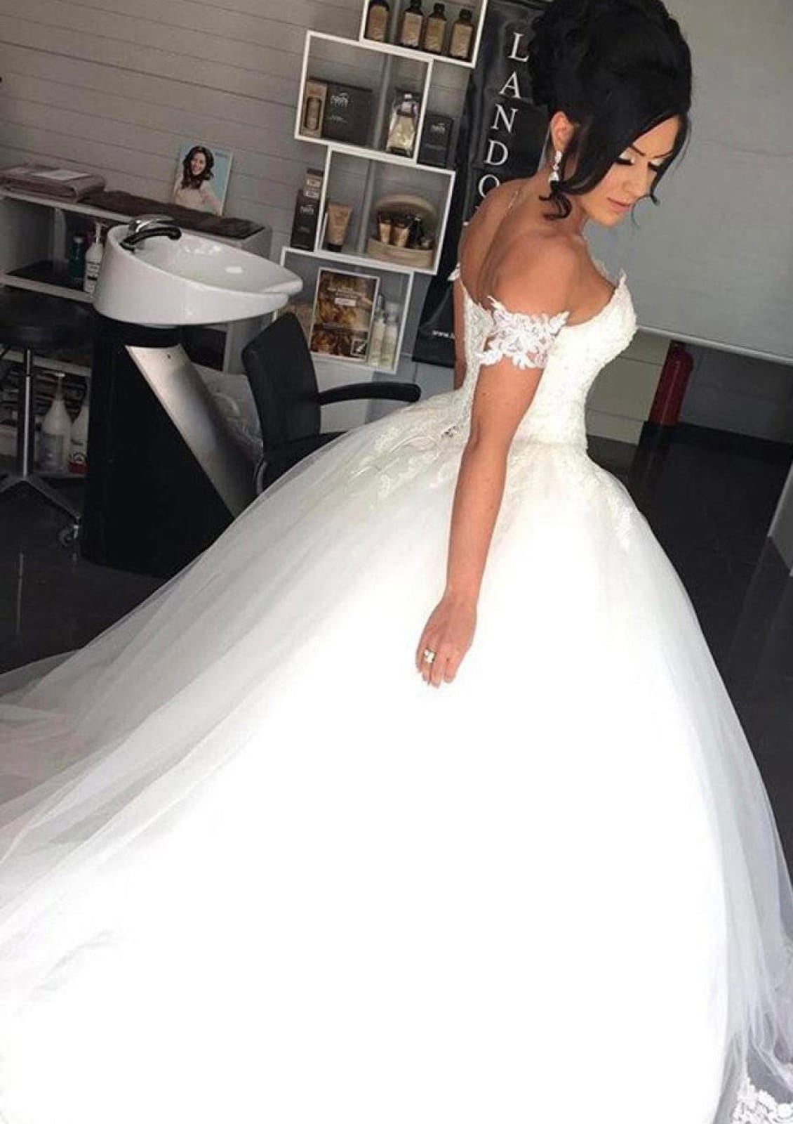 Ball Gown Off Shoulder Sweetheart Court Tulle Wedding Dress 