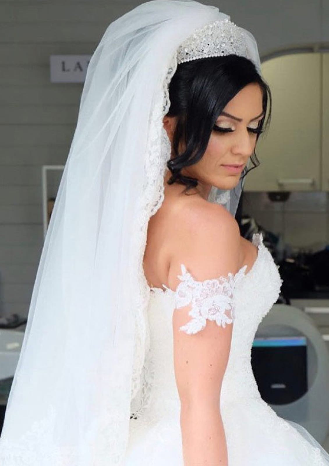 Ball Gown Off Shoulder Sweetheart Court Tulle Wedding Dress 