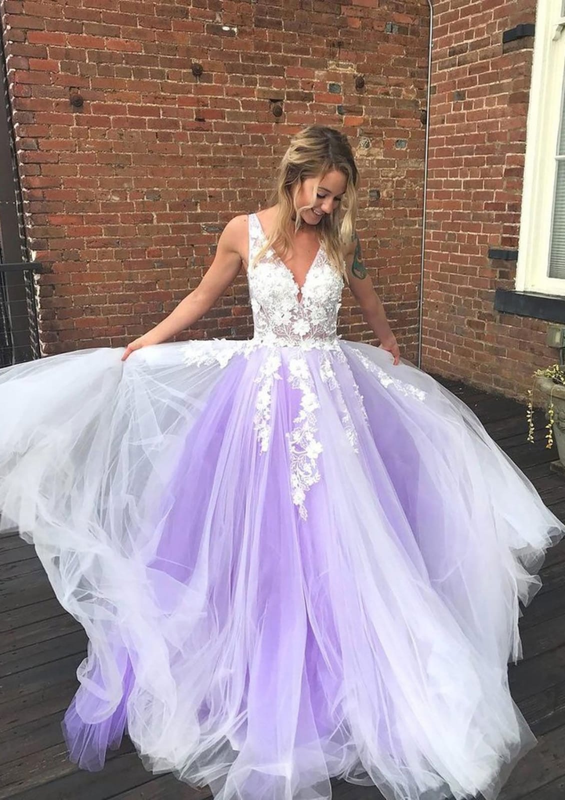 V-neck Appliqued Sleeveless Floor-Length Tulle Ball Gown 