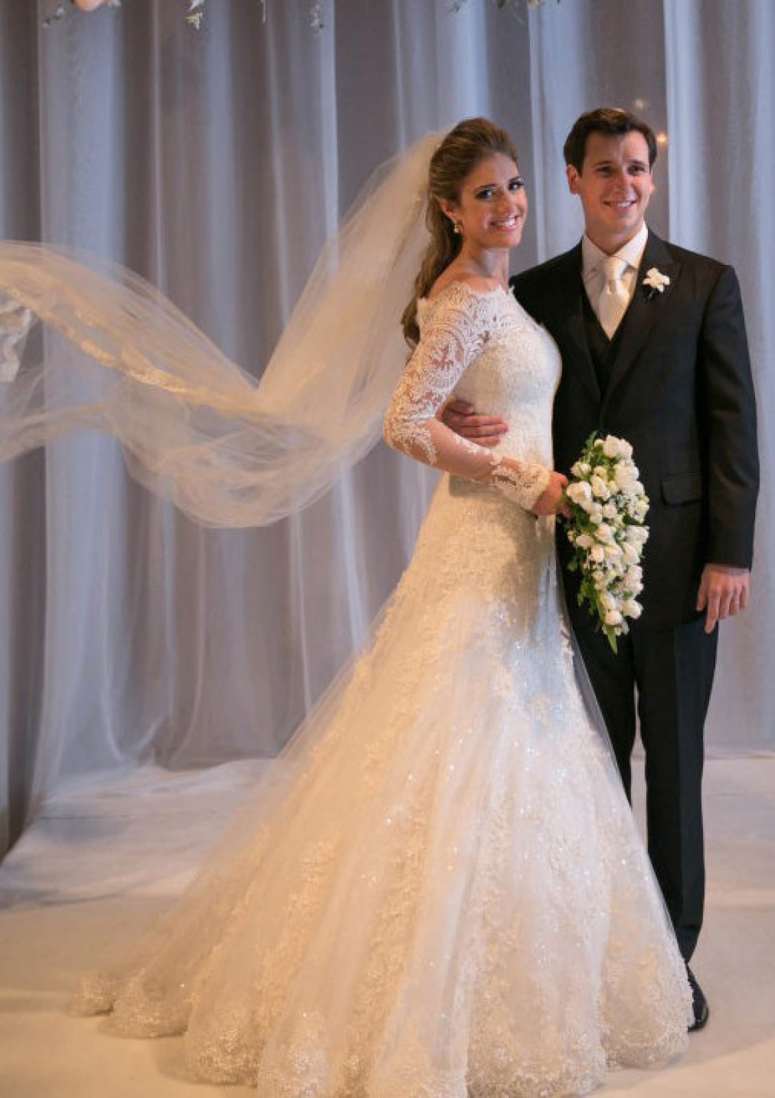 Off Shoulder Sweep Train A-line Lace Wedding Dress Appliqued